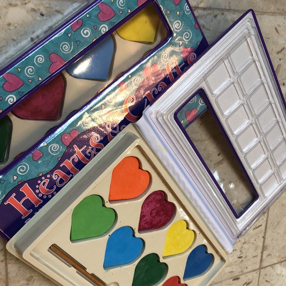 NWOT Hearts and Crafts complete enclosed watercolor kit - Picture 9 of 12